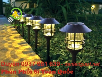 Đèn cắm cỏ năng lượng mặt trời là gì?